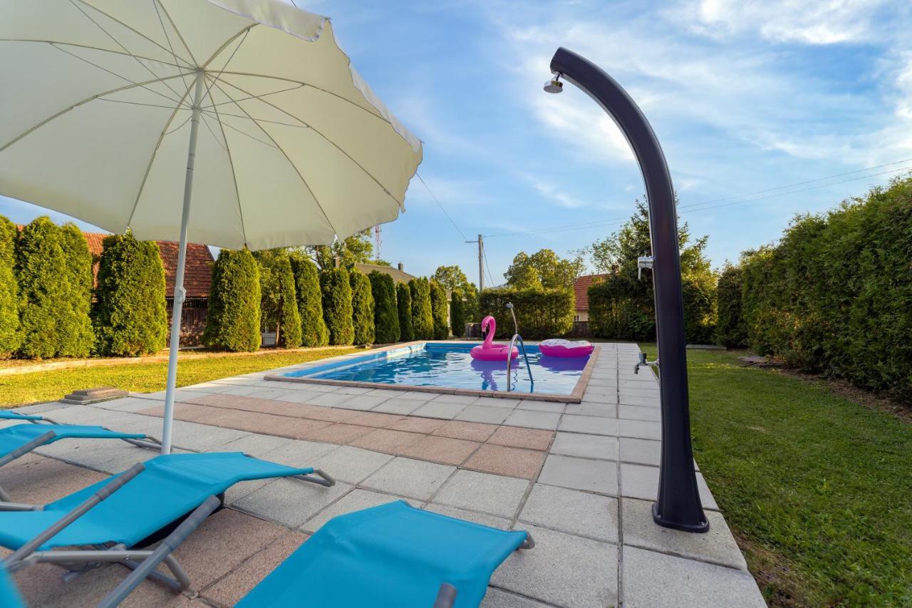 Villa Tratea - With A Heated Pool Tomici Exterior foto